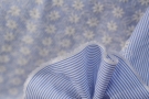bestickte Baumwolle - weiß/blau gestreift