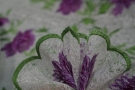 bestickter Tüll - weiß mit lila